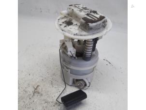 Gebruikte Tank element Pomp Renault Clio II (BB/CB) 1.4 16V Prijs € 26,25 Margeregeling aangeboden door Reclycar De Boer BV