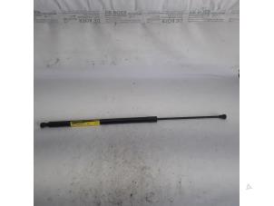 Gebruikte Gasveer links-achter Renault Grand Scénic III (JZ) 1.4 16V TCe 130 Prijs € 10,50 Margeregeling aangeboden door Reclycar De Boer BV