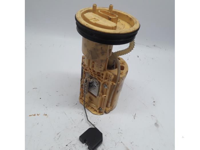 Gebruikte Tank element Pomp Volkswagen Transporter T5 1.9 TDi Prijs € 26,25 Margeregeling aangeboden door Reclycar De Boer BV