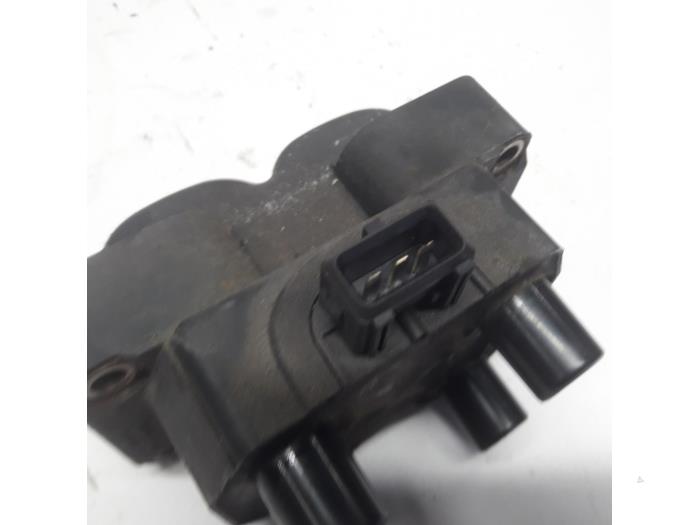 Bobine van een Fiat Punto II (188) 1.2 16V 2004