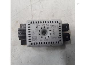 Gebruikte Antenne Versterker Volkswagen Golf VII (AUA) 1.6 TDI BlueMotion 16V Prijs € 26,25 Margeregeling aangeboden door Reclycar De Boer BV