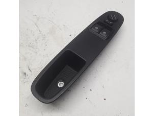 Gebruikte Ruit schakelaar elektrisch Fiat Punto III (199) 0.9 TwinAir Prijs € 36,75 Margeregeling aangeboden door Reclycar De Boer BV