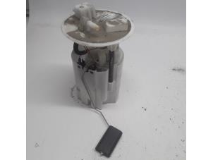 Gebruikte Tank element Pomp Renault Twingo III (AH) 1.0 SCe 70 12V Prijs € 42,00 Margeregeling aangeboden door Reclycar De Boer BV