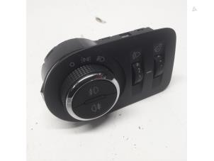 Gebruikte Licht Schakelaar Opel Corsa D 1.2 16V ecoFLEX Bi-Fuel Prijs € 36,75 Margeregeling aangeboden door Reclycar De Boer BV