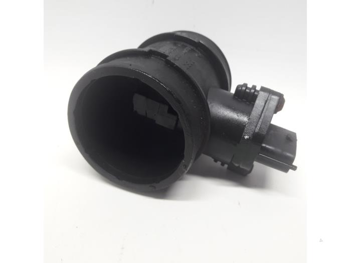 Gebruikte Luchthoeveelheidsmeter Opel Astra G (F70) 1.7 DTL Prijs € 31,50 Margeregeling aangeboden door Reclycar De Boer BV