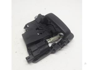 Gebruikte Deurgreep 2Deurs rechts Peugeot 1007 (KM) 1.4 Prijs € 15,75 Margeregeling aangeboden door Reclycar De Boer BV