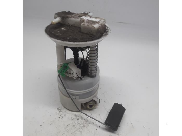 Gebruikte Tank element Pomp Renault Clio III (BR/CR) 1.4 16V Prijs € 26,25 Margeregeling aangeboden door Reclycar De Boer BV