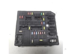 Gebruikte Zekeringkast Renault Scénic III (JZ) 2.0 dCi 16V Autom. Prijs € 78,75 Margeregeling aangeboden door Reclycar De Boer BV