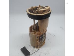 Gebruikte Tank element Pomp Volkswagen Caddy III (2KA,2KH,2CA,2CH) 1.6 TDI 16V Prijs € 42,00 Margeregeling aangeboden door Reclycar De Boer BV