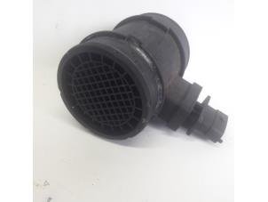 Gebruikte Luchthoeveelheidsmeter Opel Corsa D 1.3 CDTi 16V Ecotec Prijs € 36,75 Margeregeling aangeboden door Reclycar De Boer BV