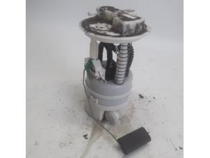 Gebruikte Brandstofpomp Elektrisch Renault Twingo II (CN) 1.2 16V Prijs € 26,25 Margeregeling aangeboden door Reclycar De Boer BV