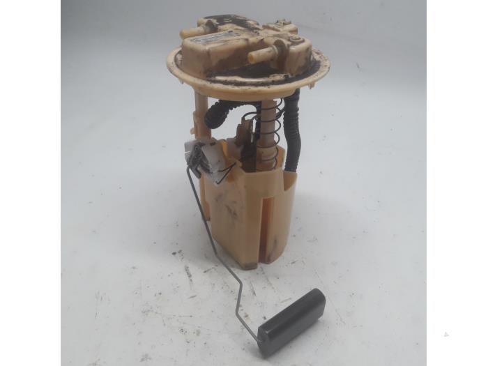 Gebruikte Tank element Pomp Renault Clio IV Estate/Grandtour (7R) 1.5 Energy dCi 90 FAP Prijs € 42,00 Margeregeling aangeboden door Reclycar De Boer BV