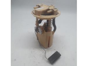 Gebruikte Tank element Pomp Renault Clio IV (5R) 1.5 Energy dCi 90 FAP Prijs € 42,00 Margeregeling aangeboden door Reclycar De Boer BV