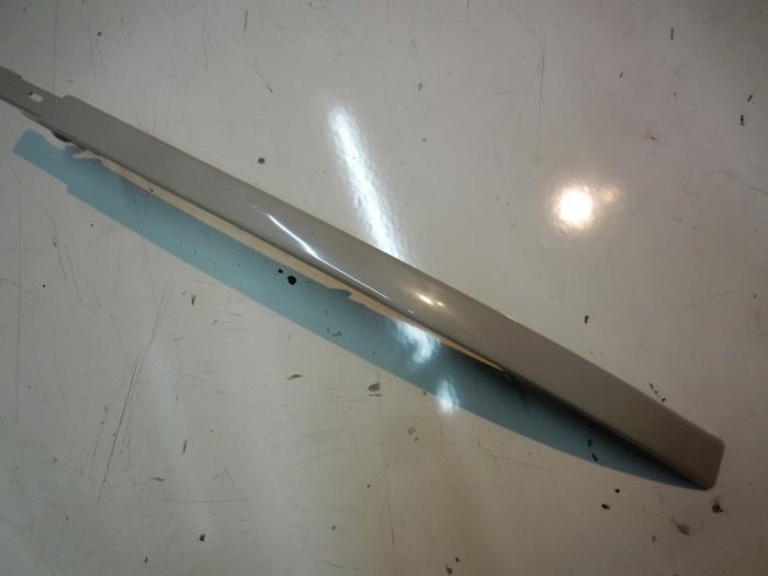 Koplamprand links van een Peugeot 306 1999