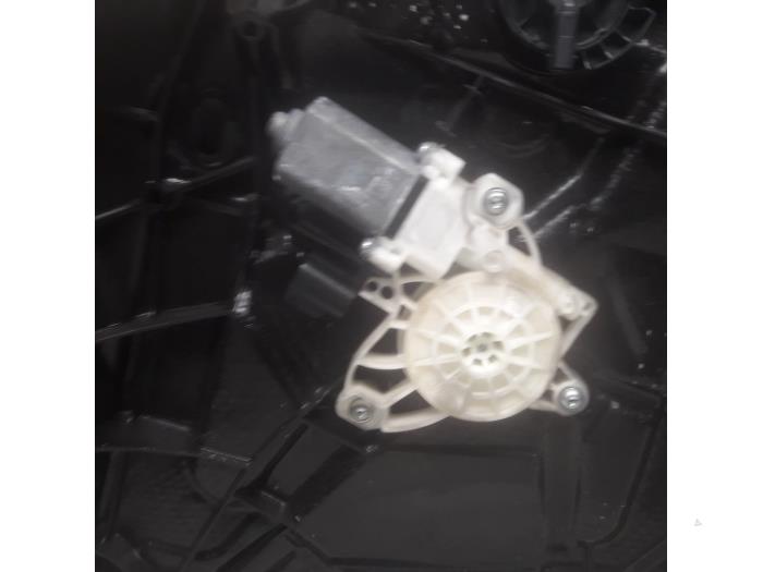 Ruitmechaniek 4Deurs rechts-voor van een Ford Focus 4 Wagon 1.5 EcoBlue 120 2019