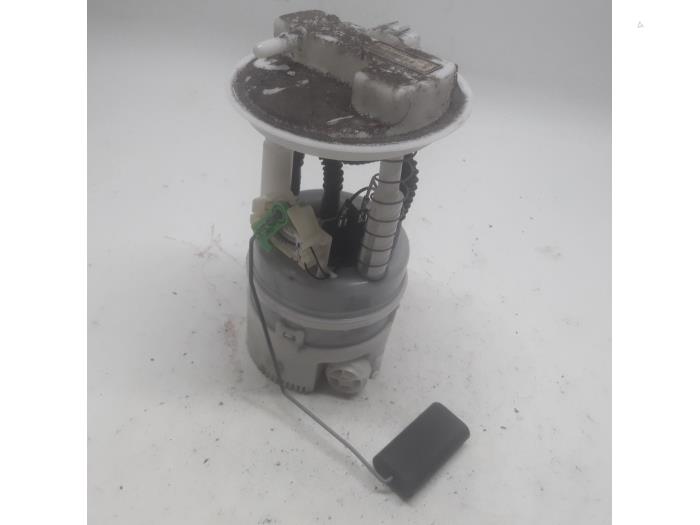 Gebruikte Tank element Pomp Renault Twingo II (CN) 1.2 16V Prijs € 26,25 Margeregeling aangeboden door Reclycar De Boer BV