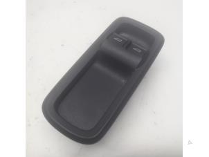 Gebruikte Raam schakelaar elektrisch Ford Fiesta 6 (JA8) 1.25 16V Prijs € 31,50 Margeregeling aangeboden door Reclycar De Boer BV