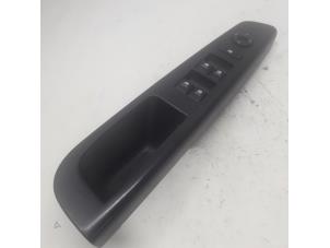 Gebruikte Ruit schakelaar elektrisch Kia Cee'd (EDB5) 1.6 CVVT 16V Prijs € 42,00 Margeregeling aangeboden door Reclycar De Boer BV