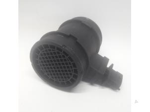 Gebruikte Luchthoeveelheidsmeter Opel Astra H (L48) 1.7 CDTi 16V Prijs € 26,25 Margeregeling aangeboden door Reclycar De Boer BV