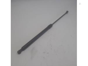 Gebruikte Kofferdekseldemper links-achter Dacia Lodgy (JS) 1.5 dCi FAP Prijs € 10,50 Margeregeling aangeboden door Reclycar De Boer BV