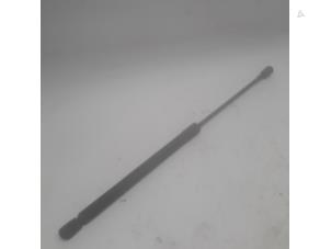 Gebruikte Kofferdekseldemper rechts-achter Opel Corsa C (F08/68) 1.2 16V Prijs € 10,50 Margeregeling aangeboden door Reclycar De Boer BV