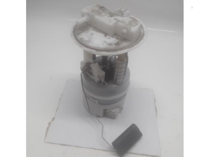Gebruikte Tank element Pomp Renault Clio IV (5R) 1.2 16V Prijs € 42,00 Margeregeling aangeboden door Reclycar De Boer BV