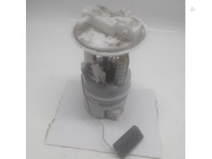 Gebruikte Tank element Pomp Renault Clio IV (5R) 1.2 16V Prijs € 42,00 Margeregeling aangeboden door Reclycar De Boer BV