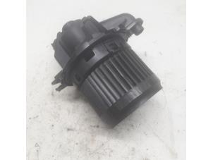Gebruikte Blower Renault Clio IV (5R) 0.9 Energy TCE 90 12V Prijs € 26,25 Margeregeling aangeboden door Reclycar De Boer BV