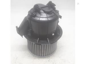 Gebruikte Kachel Ventilatiemotor Peugeot 208 II (UB/UH/UP) 1.2 Vti 12V PureTech 100 Prijs € 78,75 Margeregeling aangeboden door Reclycar De Boer BV