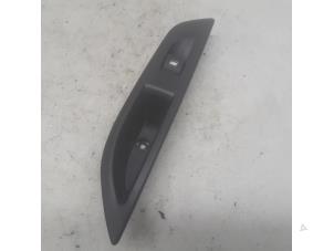 Gebruikte Ruit schakelaar elektrisch Peugeot 208 II (UB/UH/UP) 1.2 Vti 12V PureTech 100 Prijs € 21,00 Margeregeling aangeboden door Reclycar De Boer BV