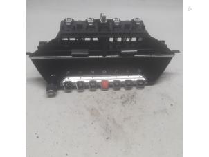 Gebruikte Bediening boordcomputer Peugeot 208 II (UB/UH/UP) 1.2 Vti 12V PureTech 100 Prijs € 157,50 Margeregeling aangeboden door Reclycar De Boer BV