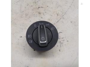 Gebruikte Licht Schakelaar Volkswagen Passat Variant (365) 1.6 TDI 16V Bluemotion Prijs € 26,25 Margeregeling aangeboden door Reclycar De Boer BV