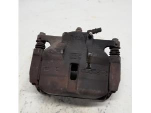 Gebruikte Remklauw (Tang) links-voor Nissan Qashqai (J11) 1.2 DIG-T 16V Prijs € 15,75 Margeregeling aangeboden door Reclycar De Boer BV