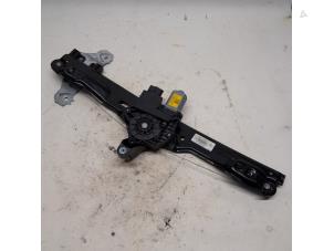 Gebruikte Ruitmechaniek 4Deurs links-voor Nissan Qashqai (J11) 1.2 DIG-T 16V Prijs € 26,25 Margeregeling aangeboden door Reclycar De Boer BV