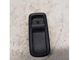 Gebruikte Schakelaar Elektrisch Raam Ford Fiesta 6 (JA8) 1.6 16V Sport Prijs € 21,00 Margeregeling aangeboden door Reclycar De Boer BV