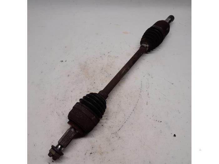Gebruikte Aandrijfas links-voor Renault Clio III (BR/CR) 1.2 16V 75 Prijs € 26,25 Margeregeling aangeboden door Reclycar De Boer BV
