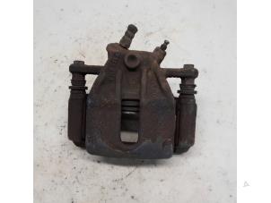 Gebruikte Remklauw (Tang) links-voor Renault Clio IV Estate/Grandtour (7R) 1.5 Energy dCi 90 FAP Prijs € 15,75 Margeregeling aangeboden door Reclycar De Boer BV