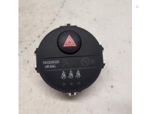 Gebruikte Alarmlicht Schakelaar Toyota Yaris III (P13) 1.5 16V Hybrid Prijs € 21,00 Margeregeling aangeboden door Reclycar De Boer BV