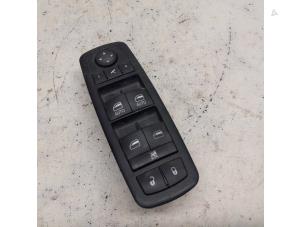 Gebruikte Elektrisch Raam Schakelaar Fiat Freemont 2.0 MultiJet 140 16V Prijs € 63,00 Margeregeling aangeboden door Reclycar De Boer BV