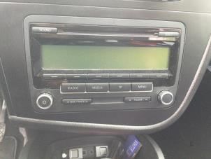 Gebruikte Radio CD Speler Seat Leon (1P1) 1.2 TSI Prijs € 73,50 Margeregeling aangeboden door Reclycar De Boer BV