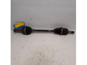 Gebruikte Aandrijfas links-voor Nissan Micra (K12) 1.2 16V Prijs € 42,00 Margeregeling aangeboden door Reclycar De Boer BV