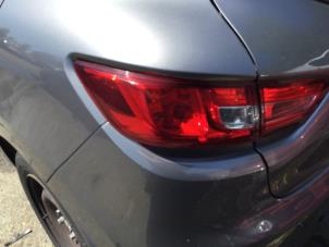 Gebruikte Achterlicht links Renault Clio IV (5R) 0.9 Energy TCE 90 12V Prijs € 29,40 Margeregeling aangeboden door Reclycar De Boer BV