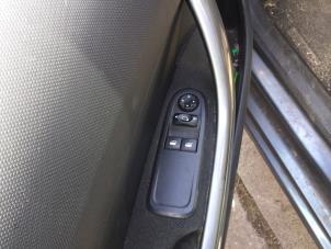 Gebruikte Ruit schakelaar elektrisch Peugeot 308 (4A/C) 1.4 VTI 16V Prijs € 52,50 Margeregeling aangeboden door Reclycar De Boer BV