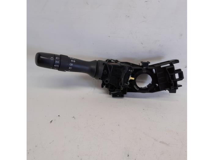 Gebruikte Schakelaar Licht Toyota Avensis Wagon (T27) 2.2 16V D-4D-F 150 Prijs € 52,50 Margeregeling aangeboden door Reclycar De Boer BV