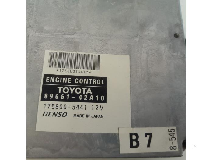 Computer Motormanagement van een Toyota RAV4 (A2) 2.0 D-4D 16V 4x4 2004
