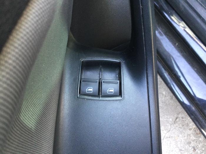Ruit schakelaar elektrisch van een Seat Ibiza IV (6J5) 1.4 TDI 12V 2015