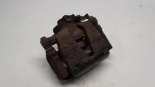 Gebruikte Remklauw (Tang) links-voor Opel Corsa D 1.2 16V Prijs € 15,75 Margeregeling aangeboden door Reclycar De Boer BV