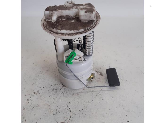 Gebruikte Tank element Pomp Renault Clio III (BR/CR) 1.4 16V Prijs € 26,25 Margeregeling aangeboden door Reclycar De Boer BV