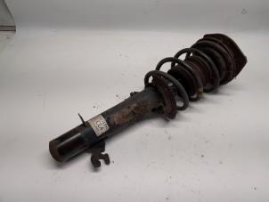 Gebruikte Schokdemper links-voor Mini Mini (R56) 1.6 16V Cooper Prijs € 52,50 Margeregeling aangeboden door Reclycar De Boer BV