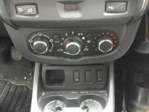 Gebruikte Chaufage Bedieningspaneel Dacia Duster (HS) 1.2 TCE 16V Prijs € 26,25 Margeregeling aangeboden door Reclycar De Boer BV